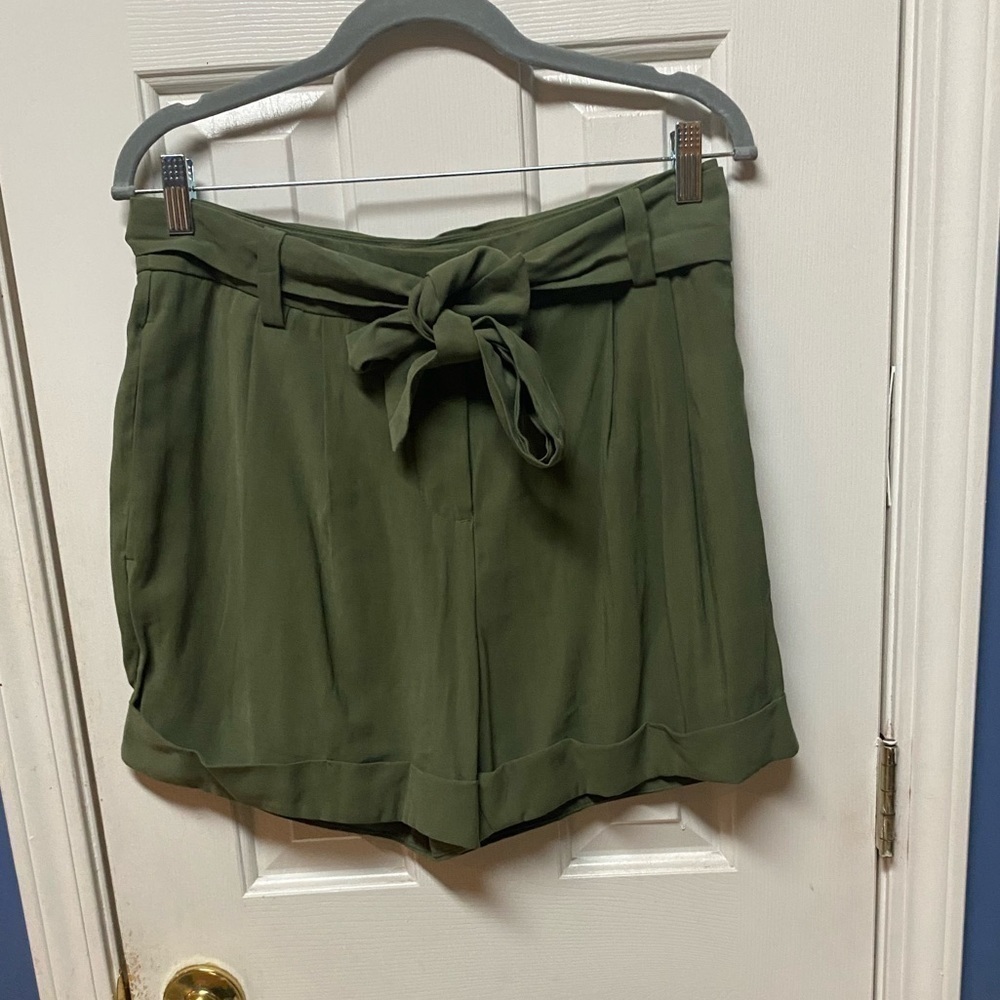Worthington Belted casual dressy army green tie front cuff shorts size 8